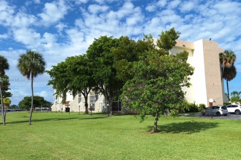 Condo in Hallandale Beach, Florida, 2 bedrooms  № 1968393 - photo 1