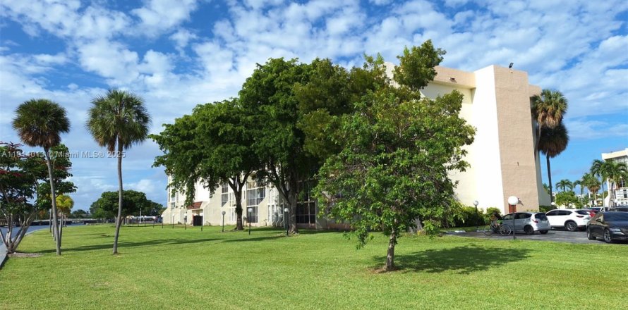 Condo in Hallandale Beach, Florida, 2 bedrooms  № 1968393