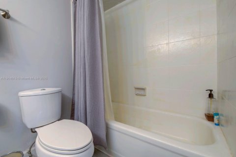 Condo in Hallandale Beach, Florida, 2 bedrooms  № 1968393 - photo 19