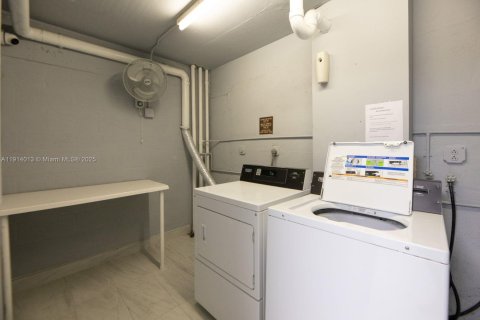 Condo in Hallandale Beach, Florida, 2 bedrooms  № 1968393 - photo 29