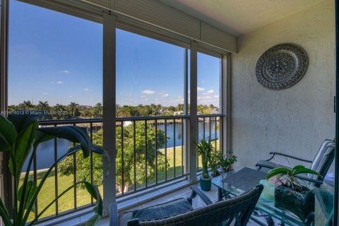 Condo in Hallandale Beach, Florida, 2 bedrooms  № 1968393 - photo 25