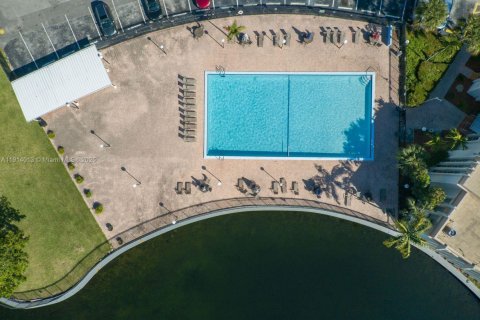 Condo in Hallandale Beach, Florida, 2 bedrooms  № 1968393 - photo 30