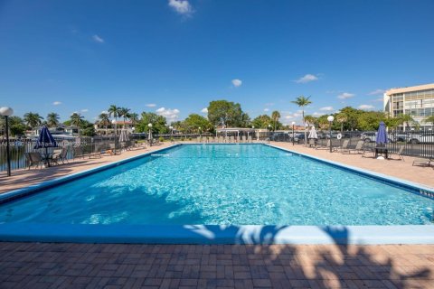 Condo in Hallandale Beach, Florida, 2 bedrooms  № 1968393 - photo 27