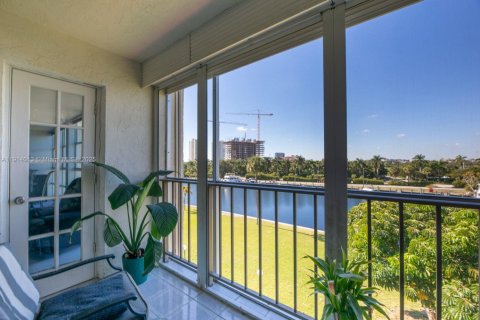 Condo in Hallandale Beach, Florida, 2 bedrooms  № 1968393 - photo 24