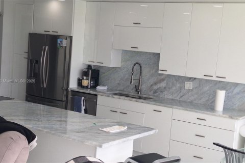 Condo in Hallandale Beach, Florida, 2 bedrooms  № 1968393 - photo 7