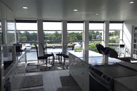 Condo in Hallandale Beach, Florida, 2 bedrooms  № 1968393 - photo 9