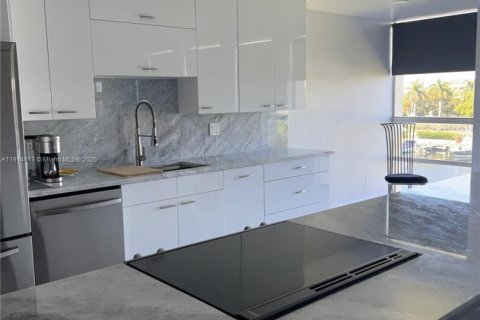 Condo in Hallandale Beach, Florida, 2 bedrooms  № 1968393 - photo 8