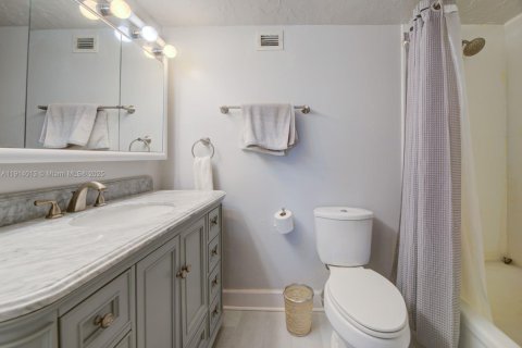 Condo in Hallandale Beach, Florida, 2 bedrooms  № 1968393 - photo 18