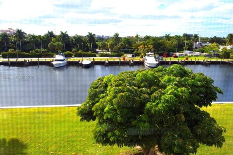 Condo in Hallandale Beach, Florida, 2 bedrooms  № 1968393 - photo 3