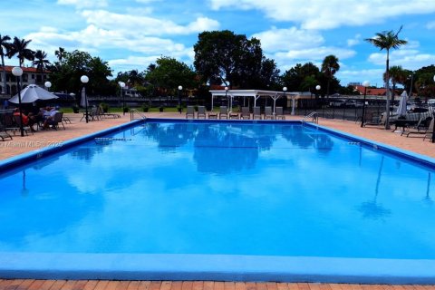 Condo in Hallandale Beach, Florida, 2 bedrooms  № 1968393 - photo 15