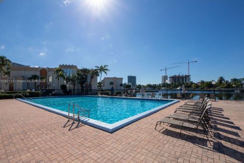 Condo in Hallandale Beach, Florida, 2 bedrooms  № 1968393 - photo 28