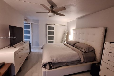 Condo in Hallandale Beach, Florida, 2 bedrooms  № 1968393 - photo 10