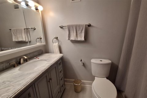 Condo in Hallandale Beach, Florida, 2 bedrooms  № 1968393 - photo 13