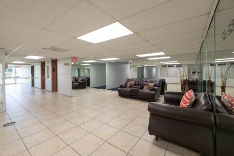 Condo in Hallandale Beach, Florida, 2 bedrooms  № 1968393 - photo 26