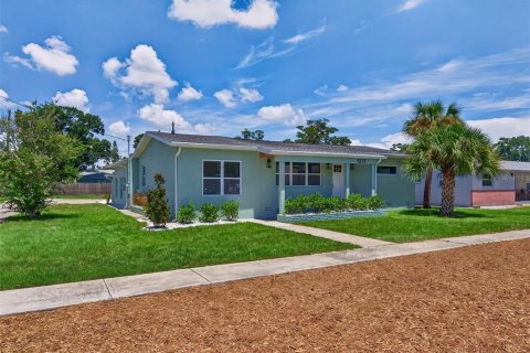House in Gulfport, Florida 4 bedrooms, 182.37 sq.m. № 2287015 - photo 5