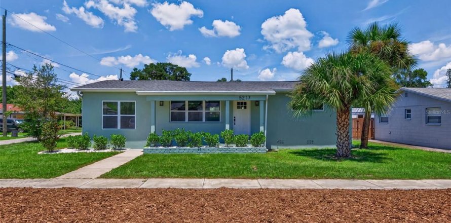 House in Gulfport, Florida 4 bedrooms, 182.37 sq.m. № 2287015
