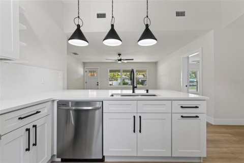 House in Gulfport, Florida 4 bedrooms, 182.37 sq.m. № 2287015 - photo 26