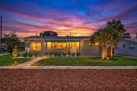 House in Gulfport, Florida 4 bedrooms, 182.37 sq.m. № 2287015 - photo 2