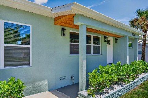 House in Gulfport, Florida 4 bedrooms, 182.37 sq.m. № 2287015 - photo 9
