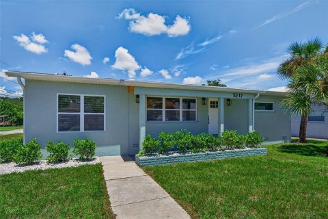 House in Gulfport, Florida 4 bedrooms, 182.37 sq.m. № 2287015 - photo 6