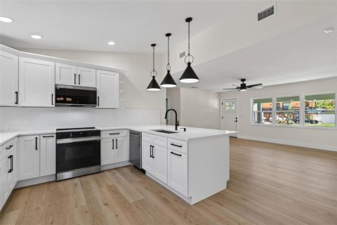 House in Gulfport, Florida 4 bedrooms, 182.37 sq.m. № 2287015 - photo 22