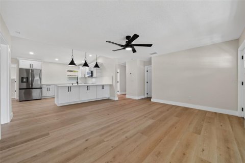 House in Gulfport, Florida 4 bedrooms, 182.37 sq.m. № 2287015 - photo 17