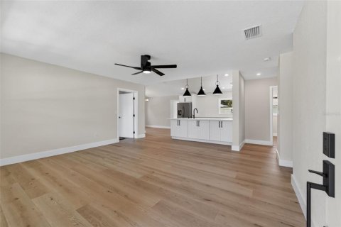 House in Gulfport, Florida 4 bedrooms, 182.37 sq.m. № 2287015 - photo 11