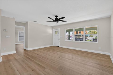House in Gulfport, Florida 4 bedrooms, 182.37 sq.m. № 2287015 - photo 18
