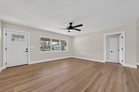 House in Gulfport, Florida 4 bedrooms, 182.37 sq.m. № 2287015 - photo 14