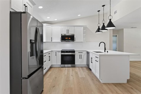 House in Gulfport, Florida 4 bedrooms, 182.37 sq.m. № 2287015 - photo 24