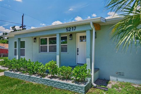 House in Gulfport, Florida 4 bedrooms, 182.37 sq.m. № 2287015 - photo 8
