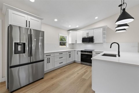 House in Gulfport, Florida 4 bedrooms, 182.37 sq.m. № 2287015 - photo 23