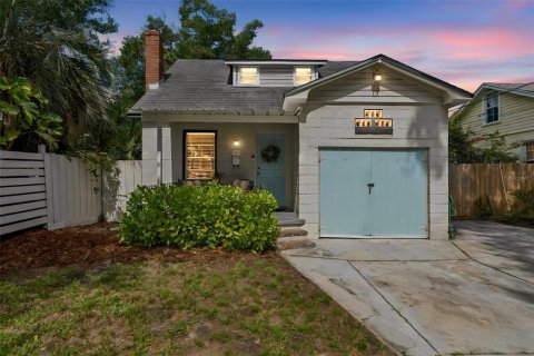 House in Tampa, Florida 3 bedrooms, 91.79 sq.m. № 2203268
