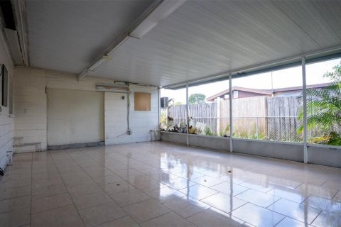 House in Tampa, Florida 3 bedrooms, 103.59 sq.m. № 1893831 - photo 12