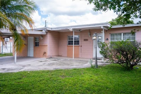 House in Tampa, Florida 3 bedrooms, 103.59 sq.m. № 1893831 - photo 1