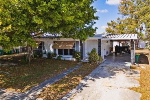 Casa en Port Charlotte, Florida 2 dormitorios, 78.04 m2 № 2145367