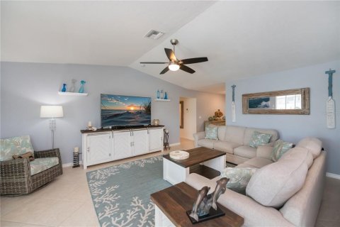 House in Port Charlotte, Florida 3 bedrooms, 144.18 sq.m. № 1724365 - photo 6