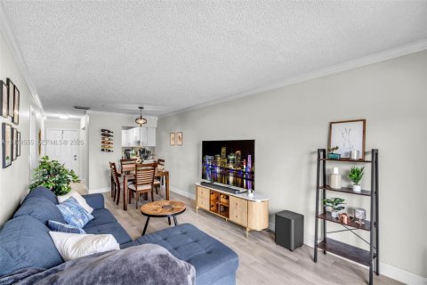 Condo in Hollywood, Florida, 1 bedroom  № 2036015 - photo 2