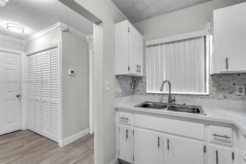 Condo in Hollywood, Florida, 1 bedroom  № 2036015 - photo 10