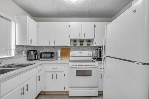 Condo in Hollywood, Florida, 1 bedroom  № 2036015 - photo 9