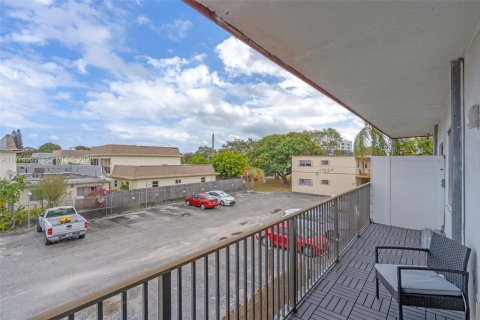 Condo in Hollywood, Florida, 1 bedroom  № 2036015 - photo 18