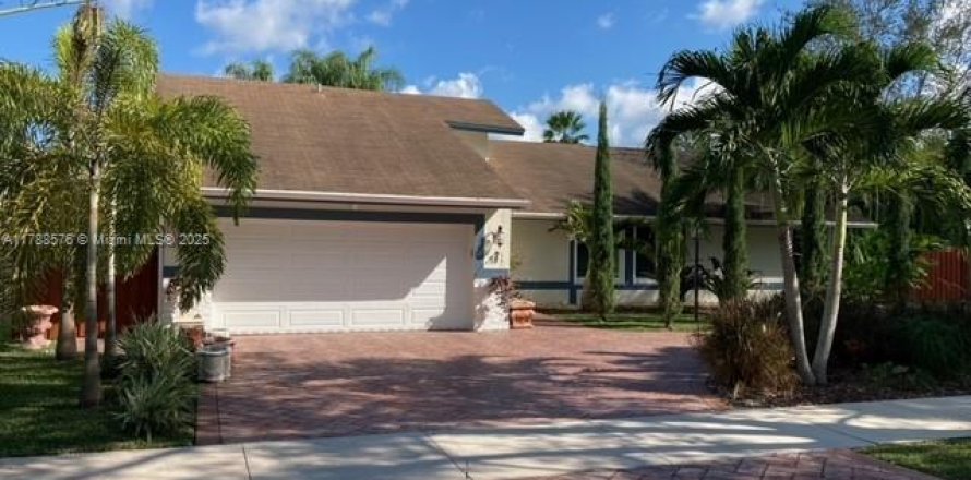 House in Miami, Florida 4 bedrooms, 186.73 sq.m. № 1799471