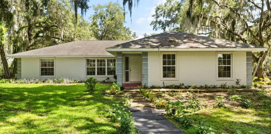 House in Leesburg, Florida 3 bedrooms, 151.24 sq.m. № 2216695