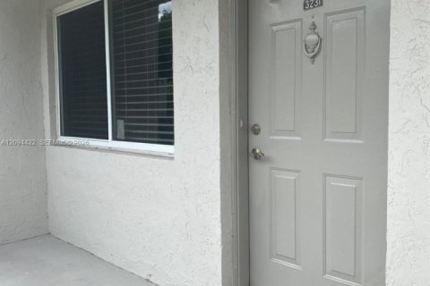 Appartement à louer à Coral Springs, Floride: 2 chambres, 76.18 m2 № 2382390 - photo 2