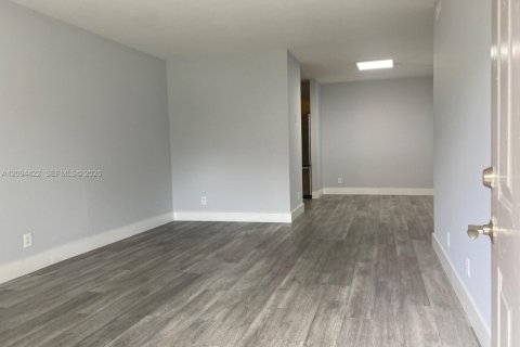 Appartement à louer à Coral Springs, Floride: 2 chambres, 76.18 m2 № 2382390 - photo 3