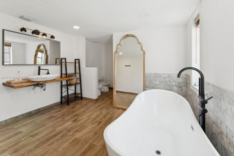 Casa en venta en Hollywood, Florida, 5 dormitorios, 289.86 m2 № 1487392 - foto 28