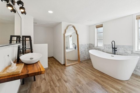 Casa en venta en Hollywood, Florida, 5 dormitorios, 289.86 m2 № 1487392 - foto 27