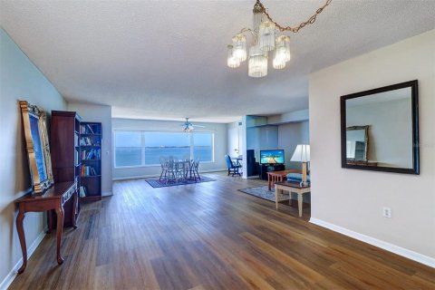 Condo in Gulfport, Florida, 2 bedrooms  № 1681859 - photo 4