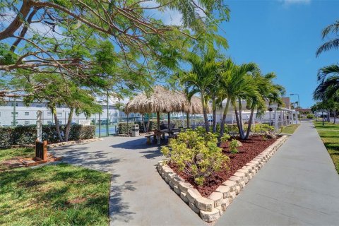 Condo in Gulfport, Florida, 2 bedrooms  № 1681859 - photo 28