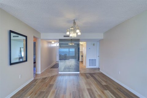 Condo in Gulfport, Florida, 2 bedrooms  № 1681859 - photo 11